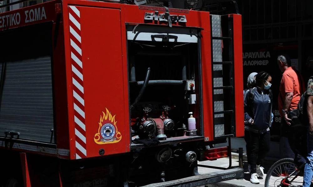 Φωτιά σε αυτοκίνητο στην Ποσειδώνος - Κίνηση στην παραλιακή